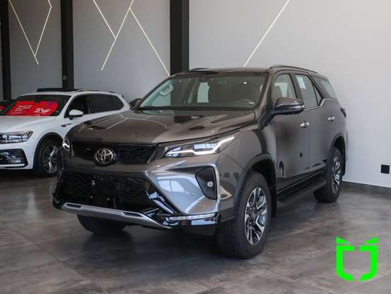 TOYOTA-HILUX SW4-2025
