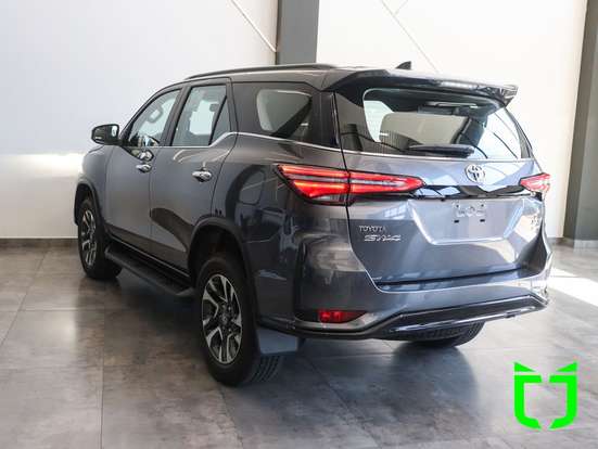 TOYOTA-HILUX SW4-2025