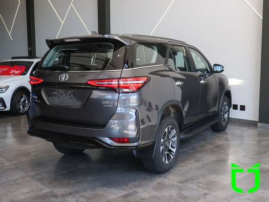 TOYOTA-HILUX SW4-2025