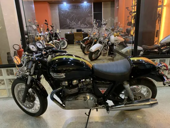 TRIUMPH THRUXTON 