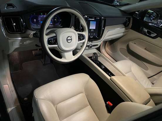 VOLVO-XC60-2023