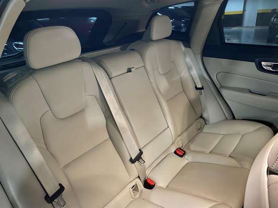 VOLVO-XC60-2023