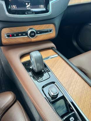 VOLVO-XC90-2022