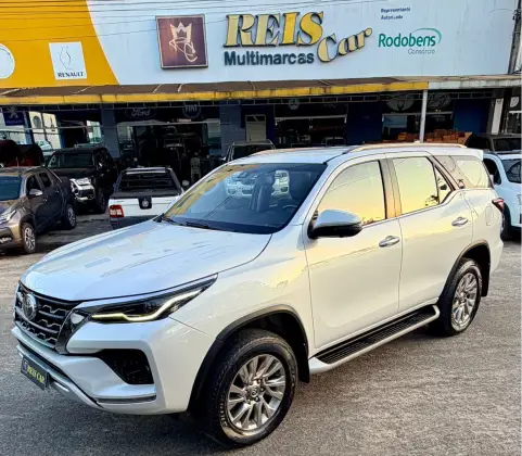 TOYOTA HILUX SW4 2.8 D-4D TURBO DIESEL SRX 7L 4X4 AUTOMÁTICO