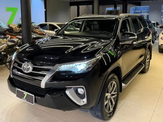 TOYOTA HILUX SW4 2.8 SRX 4X4 7 LUGARES 16V TURBO INTERCOOLER DIESEL 4P AUTOMÁTICO TOYOTA HILUX SW4 2.8 SRX 4X4 7 LUGARES 16V TURBO INTERCOOLER DIESEL 4P AUTOMÁTICO