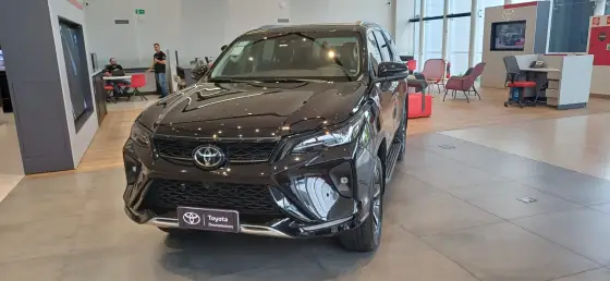 TOYOTA HILUX SW4 2.8 D-4D TURBO DIESEL SRX 7L 4X4 AUTOMÁTICO TOYOTA HILUX SW4 2.8 D-4D TURBO DIESEL SRX 7L 4X4 AUTOMÁTICO