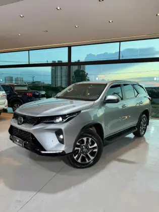 TOYOTA HILUX SW4 2.8 D-4D TURBO DIESEL SRX PLATINUM 7L 4X4 AUTOMÁTICO