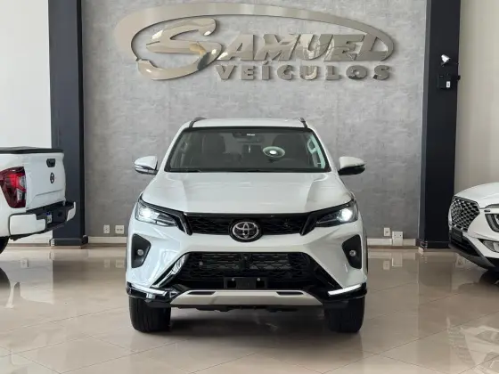 TOYOTA HILUX SW4 2.8 D-4D TURBO DIESEL SRX PLATINUM 7L 4X4 AUTOMÁTICO