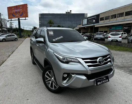 TOYOTA HILUX SW4 2.8 SRX 4X4 7 LUGARES 16V TURBO INTERCOOLER DIESEL 4P AUTOMÁTICO