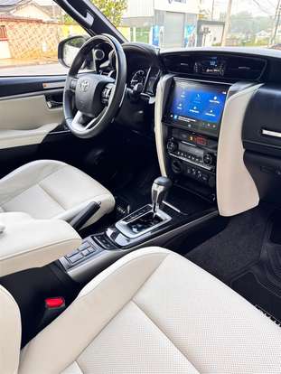TOYOTA-HILUX SW4-2024