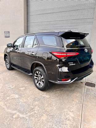 TOYOTA-HILUX SW4-2024