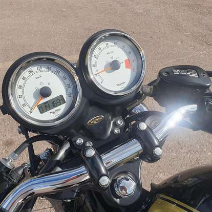 TRIUMPH-THRUXTON-2014