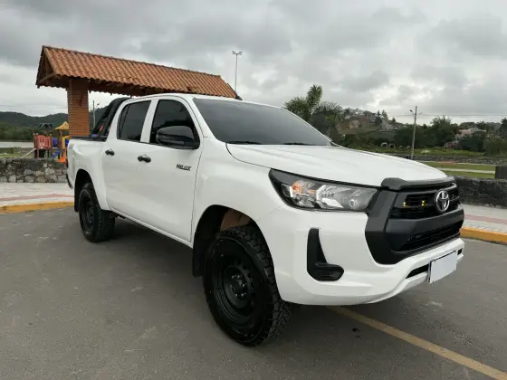TOYOTA HILUX 2.8 D-4D TURBO DIESEL CD POWER PACK 4X4 MANUAL