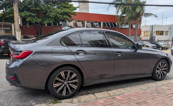 BMW-320i-2021