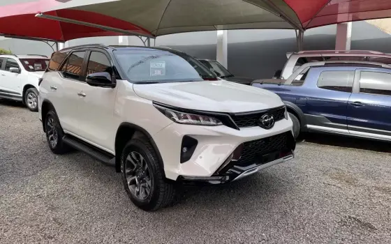 TOYOTA HILUX SW4 2.8 D-4D TURBO DIESEL DIAMOND 7L 4X4 AUTOMÁTICO