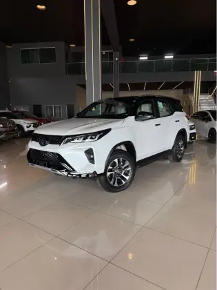 TOYOTA HILUX SW4 2.8 D-4D TURBO DIESEL DIAMOND 7L 4X4 AUTOMÁTICO