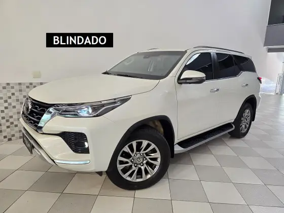 TOYOTA HILUX SW4 2.8 D-4D TURBO DIESEL SRX 7L 4X4 AUTOMÁTICO