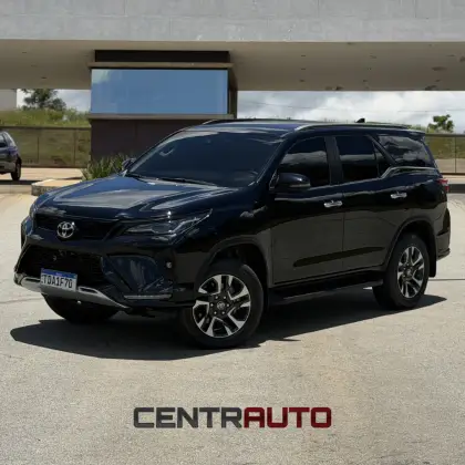 TOYOTA HILUX SW4 2.8 D-4D TURBO DIESEL SRX PLATINUM 7L 4X4 AUTOMÁTICO TOYOTA HILUX SW4 2.8 D-4D TURBO DIESEL SRX PLATINUM 7L 4X4 AUTOMÁTICO