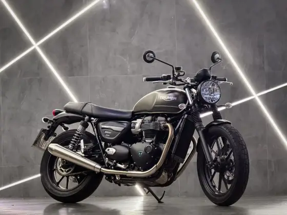 TRIUMPH STREET TWIN 
