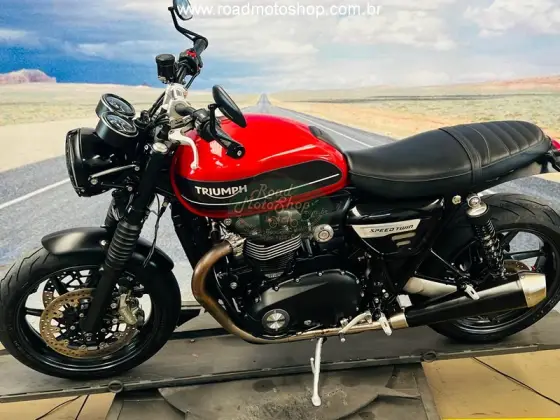 TRIUMPH STREET TWIN 