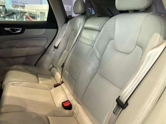 VOLVO-XC60-2018