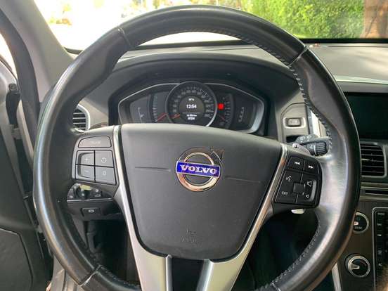 VOLVO-XC60-2015