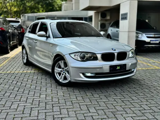 BMW 120i 2.0 TOP HATCH 16V GASOLINA 4P AUTOMÁTICO BMW 120i 2.0 TOP HATCH 16V GASOLINA 4P AUTOMÁTICO