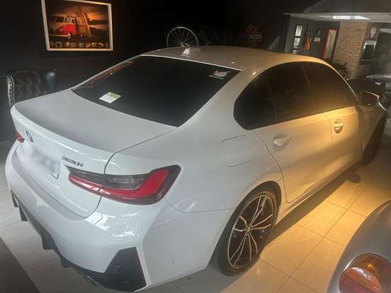 BMW-320i-2023