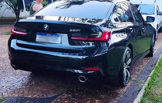 BMW-320i-2022