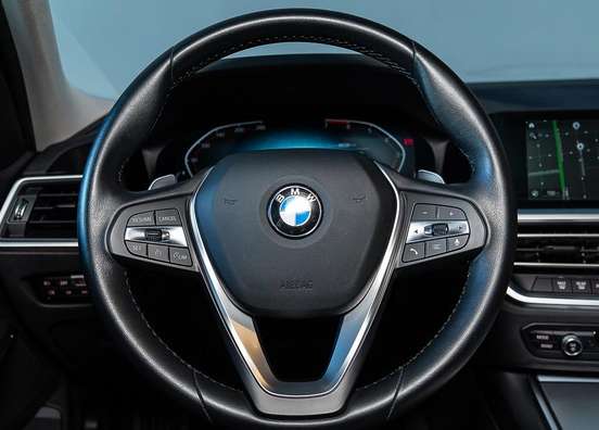 BMW-320i-2022
