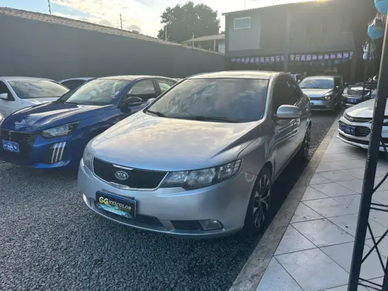 KIA CERATO 1.6 E.213 SEDAN 16V GASOLINA 4P MANUAL KIA CERATO 1.6 E.213 SEDAN 16V GASOLINA 4P MANUAL