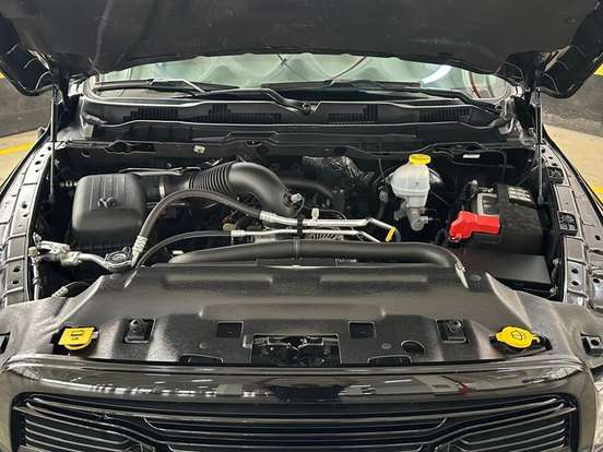 RAM-CLASSIC-5.7 V8 GASOLINA LARAMIE NIGHT EDITION CD 4X4 AUTOMÁTICO RAM-CLASSIC-2023