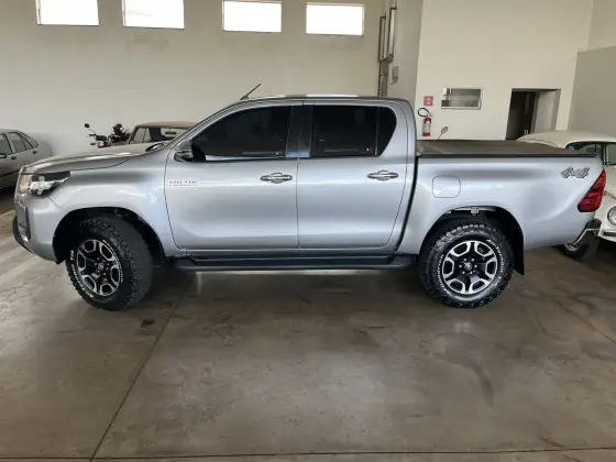 TOYOTA HILUX 2.8 D-4D TURBO DIESEL CD SRV 4X4 AUTOMÁTICO TOYOTA HILUX 2.8 D-4D TURBO DIESEL CD SRV 4X4 AUTOMÁTICO