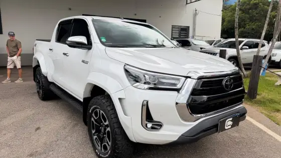 TOYOTA HILUX 2.8 D-4D TURBO DIESEL CD SRX PLUS 4X4 AUTOMÁTICO