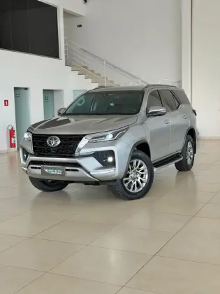 TOYOTA HILUX SW4 2.8 D-4D TURBO DIESEL SRX 4X4 AUTOMÁTICO