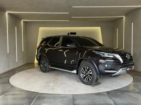 TOYOTA HILUX SW4 2.8 D-4D TURBO DIESEL SRX 7L 4X4 AUTOMÁTICO