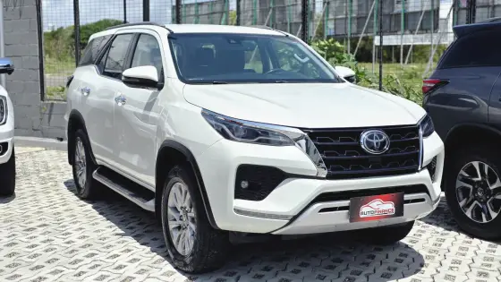 TOYOTA HILUX SW4 2.8 D-4D TURBO DIESEL SRX 7L 4X4 AUTOMÁTICO