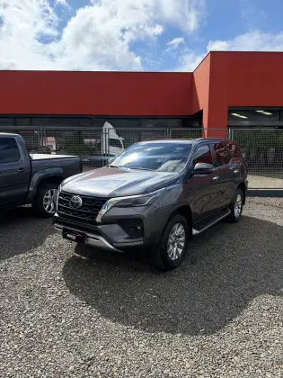 TOYOTA HILUX SW4 2.8 D-4D TURBO DIESEL SRX 7L 4X4 AUTOMÁTICO