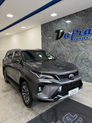 TOYOTA HILUX SW4 2.8 D-4D TURBO DIESEL SRX PLATINUM 7L 4X4 AUTOMÁTICO