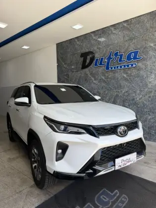 TOYOTA HILUX SW4 2.8 D-4D TURBO DIESEL SRX PLATINUM 7L 4X4 AUTOMÁTICO