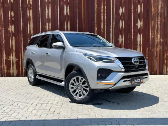 TOYOTA HILUX SW4 2.8 D-4D TURBO DIESEL SRX PLATINUM 7L 4X4 AUTOMÁTICO