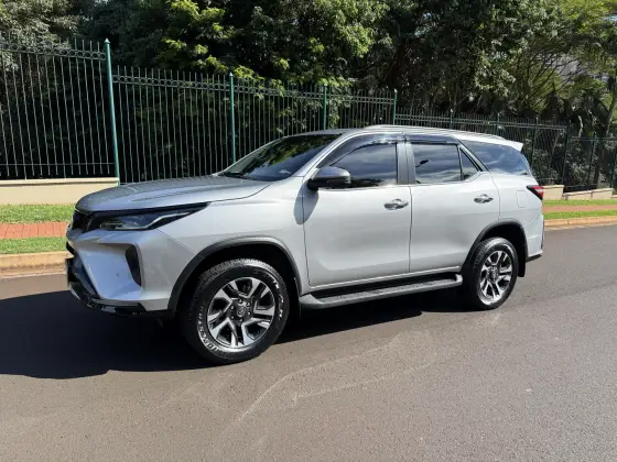 TOYOTA HILUX SW4 2.8 D-4D TURBO DIESEL SRX PLATINUM 7L 4X4 AUTOMÁTICO