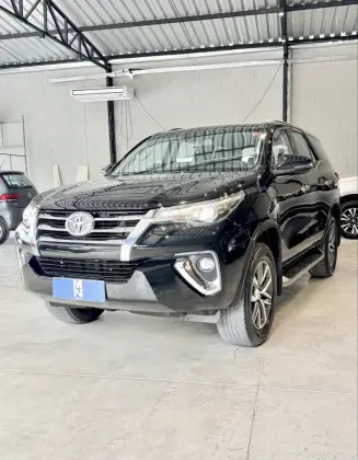 TOYOTA HILUX SW4 2.8 SRX 4X4 7 LUGARES 16V TURBO INTERCOOLER DIESEL 4P AUTOMÁTICO
