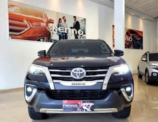 TOYOTA HILUX SW4 2.8 SRX 4X4 7 LUGARES 16V TURBO INTERCOOLER DIESEL 4P AUTOMÁTICO