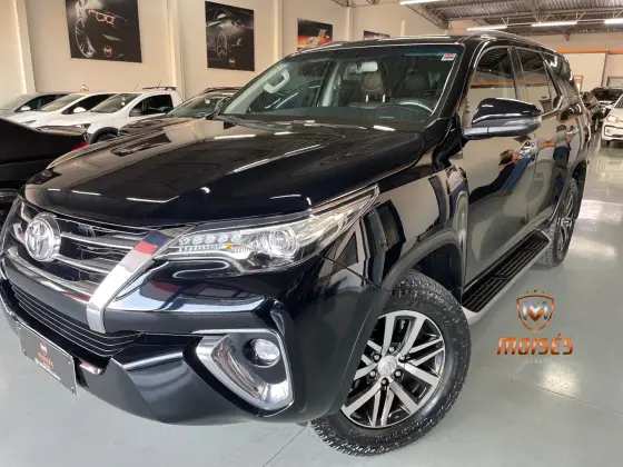 TOYOTA HILUX SW4 2.8 SRX 4X4 7 LUGARES 16V TURBO INTERCOOLER DIESEL 4P AUTOMÁTICO