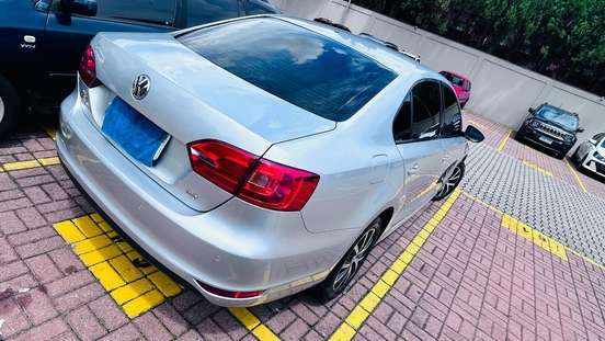 VOLKSWAGEN-JETTA-2011