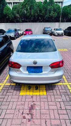 VOLKSWAGEN-JETTA-2011