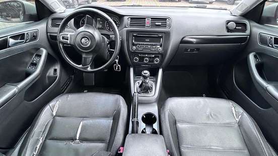 VOLKSWAGEN-JETTA-2011