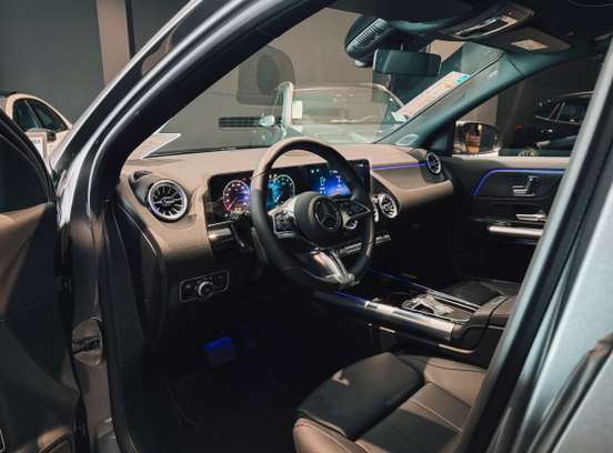 MERCEDES-BENZ-GLA 200-2025