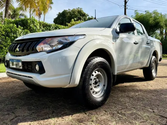 MITSUBISHI L200 TRITON 2.4 16V TURBO DIESEL GL CD 4X4 MANUAL MITSUBISHI L200 TRITON 2.4 16V TURBO DIESEL GL CD 4X4 MANUAL